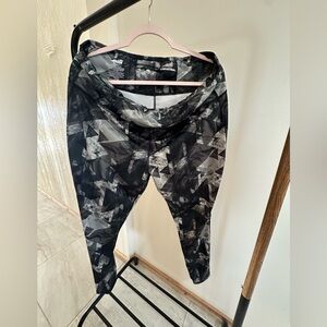 Ladies Black and Gray Geometric Leggings